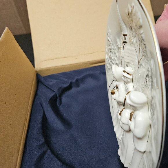 Mikasa Fine Porcelain FK001-202 Holiday Elegance Carolers Wall Plaque 6.5” - Picture 8 of 15